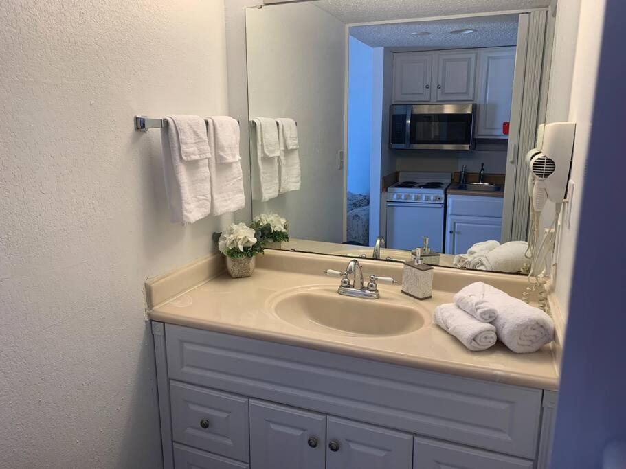 מירטל ביץ' Royal Retreat-Amazing View-King Bed-1 Bedroom-Full Kitchen-Free Parking-Self Check-In מראה חיצוני תמונה